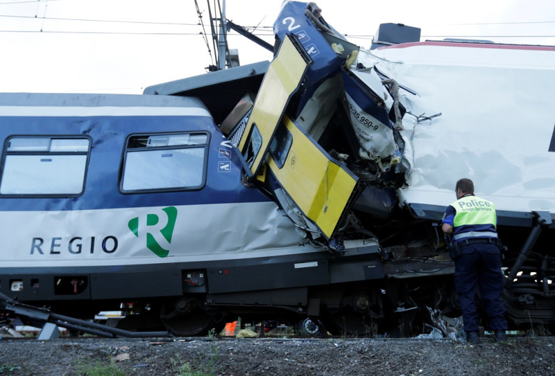 瑞士週一(29日)晚間發生一起列車對撞事故。警方表示，整起事件造成約35人受傷，5名傷勢嚴重。圖片來源：達志影像/路透社。   