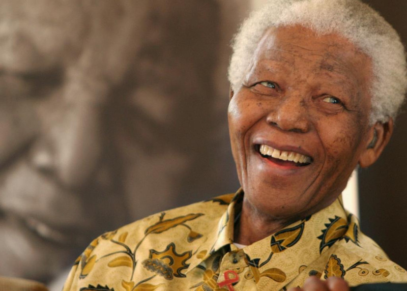 20世紀最偉大的人權鬥士，南非前總統曼德拉因長期肺部感染醫治無效，已於週四在約翰尼斯堡家中平靜辭世，享壽95歲。圖片來源：達志影像/美聯社   
