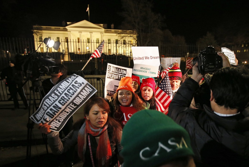美國總統歐巴馬20日晚間8時發表電視演說，宣布將以行政命令修改移民法案。而在白宮外聽到新移民政策通過後，民眾高興的歡呼。圖片來源：達志影像/美聯社   