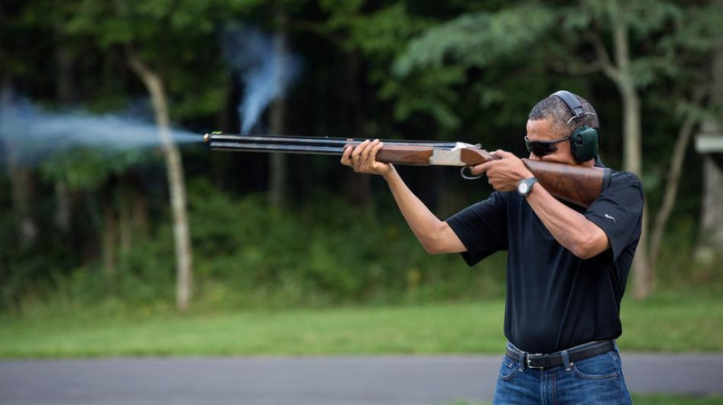 美國總統歐巴馬力推槍枝管制政策，不過美國白宮在當地時間2日發佈了一張歐巴馬進行飛靶射擊的照片，外界研判，白宮此舉是在安撫擁槍派人士，強調歐巴馬並未反對所有槍枝武器。圖片來源：翻攝自美國白宮官方網站   