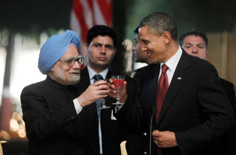美國總統歐巴馬訪問印度，印度總理辛格(Manmohan Singh)八日中午國宴款待歐巴馬，雙方舉杯互祝。圖片來源:達志影像/美聯社   