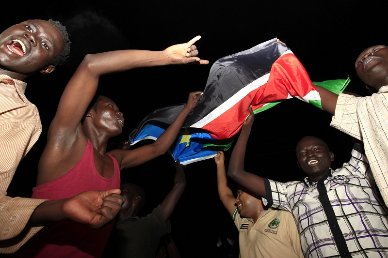 位於非洲東北部的南蘇丹（South Sudan）今天凌晨正式獨立，脫離蘇丹共和國成為一個新的國家，民眾紛紛在午夜12點鐘聲響起後，上街頭狂歡慶祝脫離北蘇丹的日子到來。圖片來源：達志影像/路透社   
