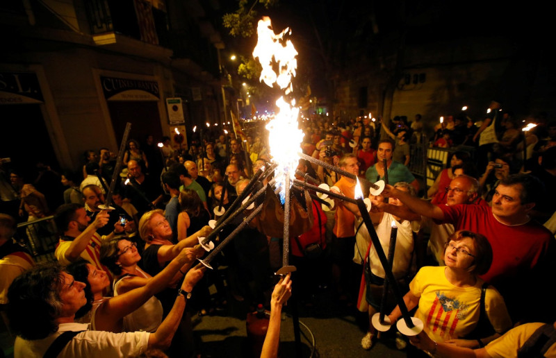 根據路透社11日報導，民眾10日在「加泰隆尼亞國慶日」(Diada de Catalunya；Catalunya's National Day)前夕於巴塞隆納中部，共同點燃火炬呼喊獨立。圖片來源：達志影像/路透社。   