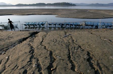中國積極在雅魯藏布江進行攔水壩的工程，一向為印度帶來缺水的隱憂。圖為 2006年10月27日在印度所見的河流乾枯景像。圖片來源:達志影像/美聯社   