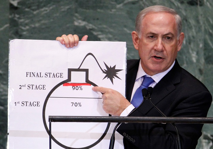 以色列總理納坦雅胡於紐約時間27日在聯合國大會上用一支紅色麥克筆在有炸彈的紙卡上畫下紅線，意圖敦促國際社會制止伊朗擁核計畫，結果遭到伊朗駐聯合國副大使哈比反嗆。圖片來源：達志影像/路透社   