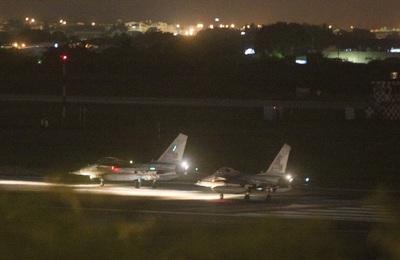 美國F-18戰機1日因機械因素降落台南基地，圖為1日晚間台南基地IDF正常操作聯訓。圖：中央社資料照片   