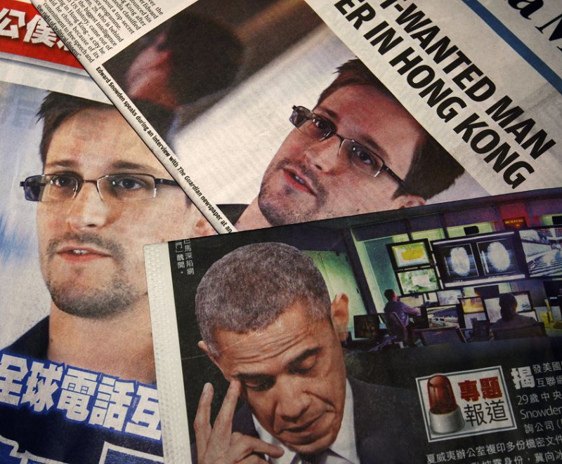 前國家安全局（NSA）雇員史諾登揭露「稜鏡」計畫後，也使美國總統歐巴馬陷入監控醜聞中。圖為媒體報導史諾登與歐巴馬的回應。圖片來源：達志影像/路透社資料照片。   