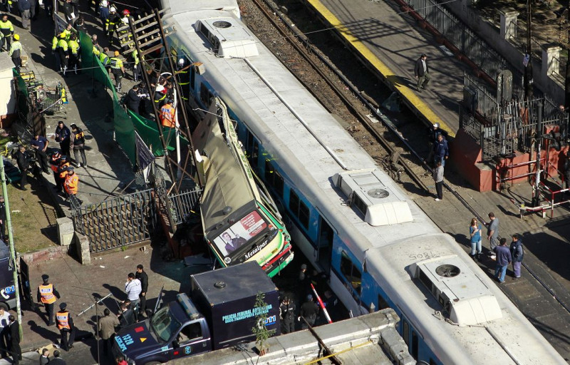 阿根廷當地時間13日清晨6時傳出一起重大交通事故，一輛巴士硬闖首都布宜諾斯艾利斯(Buenos Aires)附近的一個平交道，與迎面而來的城際列車發生碰撞事故。圖片來源：達志影像/美聯社。   