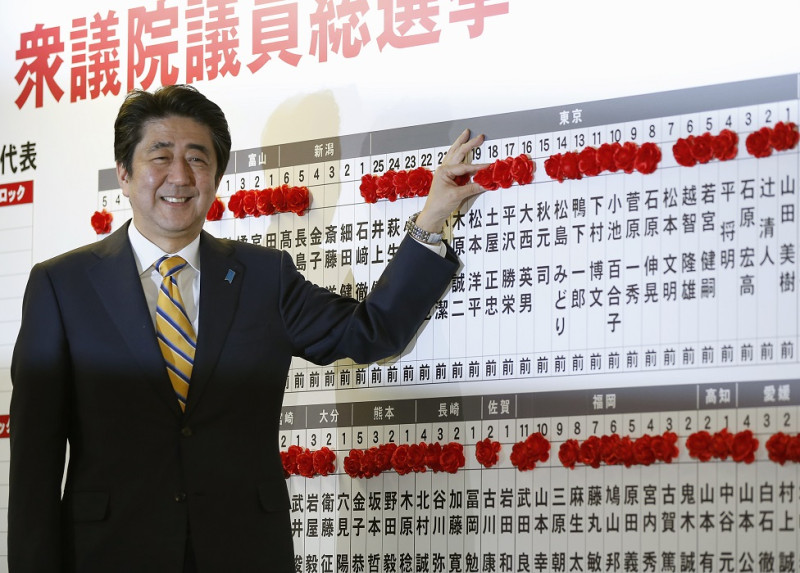 《日本時報》這則報導劈頭說，日本內閣總理大臣安倍晉三是個賭客，這次他賭贏了。圖片來源：達志影像/路透社。   