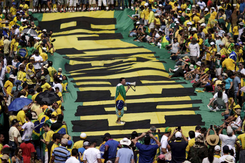 成千上萬的巴西遊行民眾穿上巴西足球隊的黃色球衫，高唱國歌，手舉寫著「蒂爾瑪下台」的海報，分別在里約、科帕卡瓦納海灘及聖保羅抗議示威。圖片來源：達志影像/路透社   