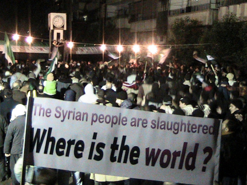 正處於水深火熱中的敘利亞民眾走上街頭，高舉布條問「世界在哪裡」？頗有無語問蒼天的悲涼。圖片來源：達志影像/路透社   