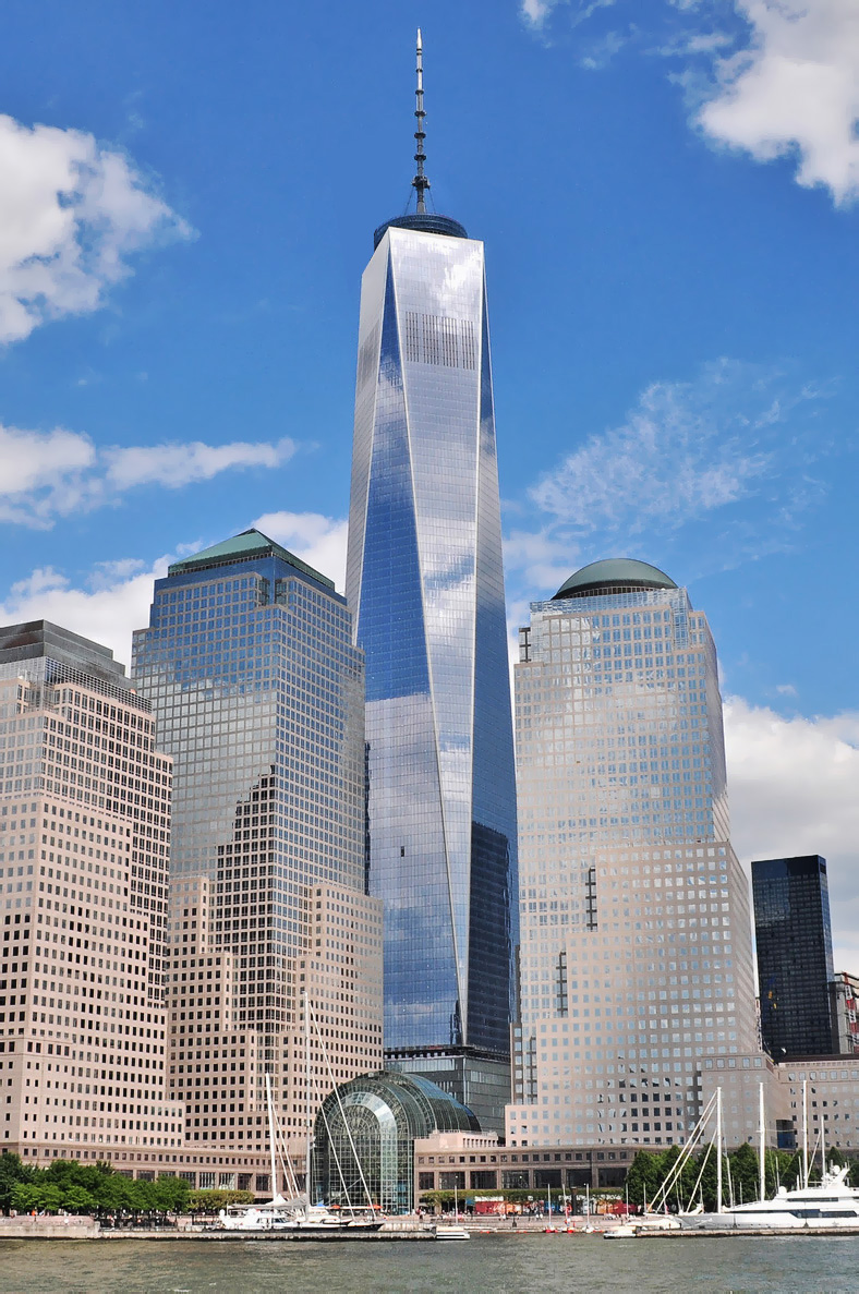 美國權威建築機構世界高樓協會(CTBUH)12日公布，認定目前在911恐怖攻擊後崩塌的世貿中心大樓(WTC)原址興建的超高層大樓─「世界貿易中心一號大樓」(1 WTC)，是全美第一高樓。圖片來源：維基共享資源CC授權，Joe Mabel/攝。   