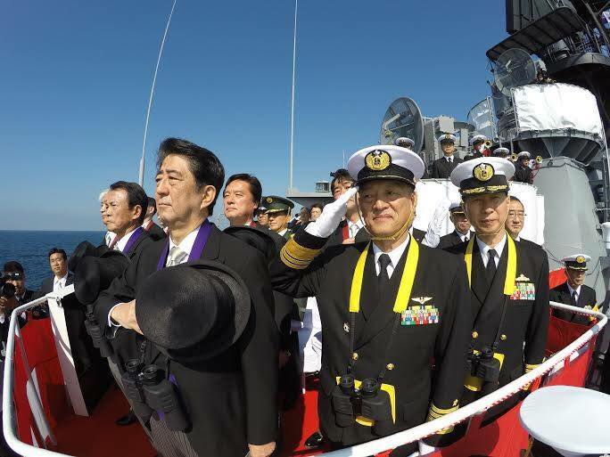 日本首相安倍晉三（中）首度登上部署在美國海軍橫須賀基地的「雷根號」核動力航空母艦，成為日相第1人。圖：翻攝安倍晉三臉書   