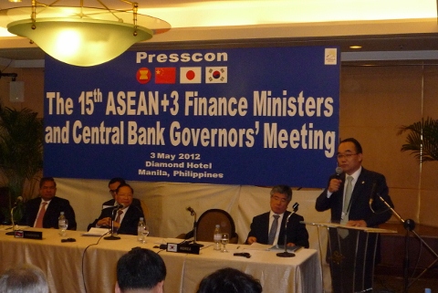南韓財政部長朴宰完(右一)3日在馬尼拉一場記會上宣布，東協加三面對歐債危機，決採取多項對策強化區域金融安全。(周盈成攝)　   