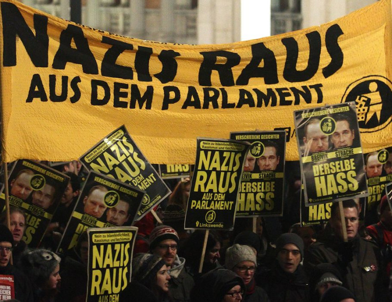 為了抗議奧地利自由黨廣邀全歐極右翼人士到該國首都參加年度聚會，大批奧國民眾24日湧上維也納街頭示威遊行。圖片來源：達志影像/路透社   