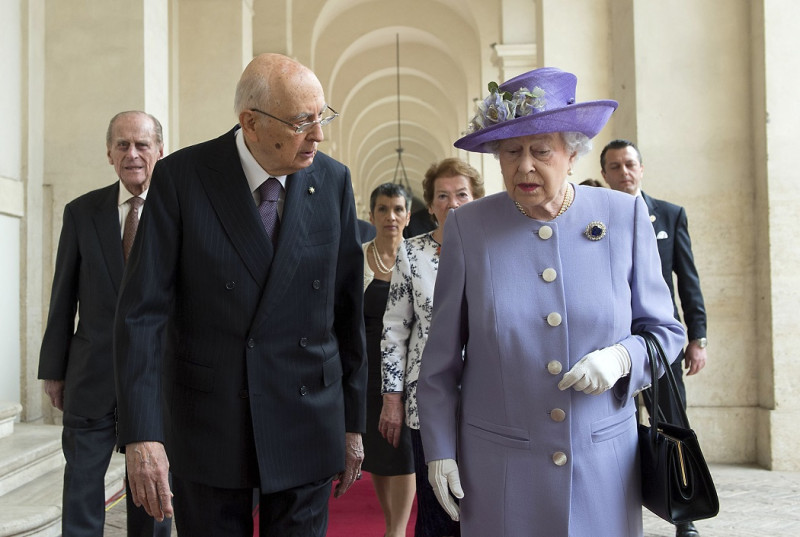 圖為今(2014)年4月，英國女王伊莉莎白二世(圖前右)訪義時，總統納波利塔諾(圖前左)接待的照片。圖片來源：達志影像/路透社。   