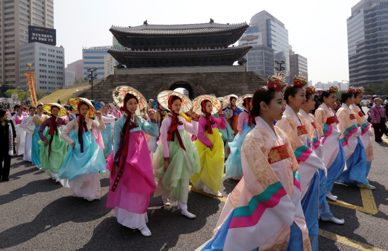 前往韓國旅遊的日本觀光客銳減。圖為今年5月4日韓國國家象徵崇禮門(又名南大門)修復完成重新開啟的典禮。圖片來源：達志影像/路透社。   