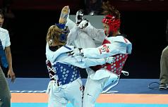 跆拳女將曾櫟騁（右）擊敗芬蘭對手，在倫敦奧運搶得銅牌。圖片來源：中央社。   