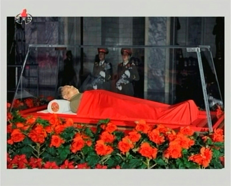 圖為金正日遺體首度公布的畫面。圖片來源：達志影像/路透社。   