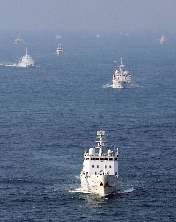 18日中國出動12艘漁政船、海監船於釣魚台列嶼附近航行，日本海上保安廳的巡邏船也在該海域巡航。圖片來源：達志影像/路透社。   