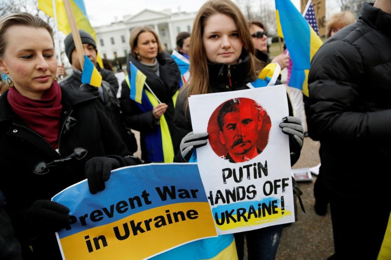 美國民眾在白宮前面抗議俄羅斯決定出兵烏克蘭，要求俄國把手拿開。圖片來源：達志影像/路透社   