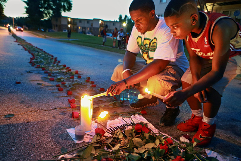 《聖路易郵訊報》記者拍攝美國佛格森黑人青年遭警槍殺後鎮民悲憤情況，獲得突發新聞攝影獎。圖：翻攝自普立茲獎官網   