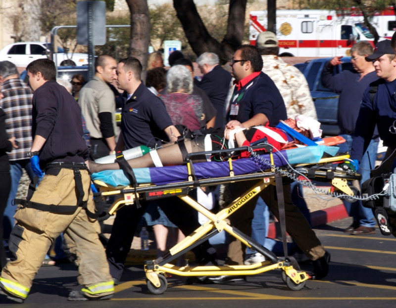 民主黨籍聯邦女眾議員吉佛茲（Gabrielle Giffords）美國時間八日上午遭歹徒槍擊重傷，現場還有6人死亡，包括一名法官和9歲少女。圖片來源:達志影像/美聯社   