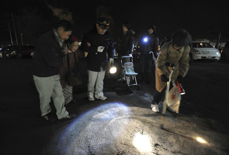 岩手縣釜石市民眾在海嘯警報發布後，疏散到地勢較高的釜石國小。圖片來源：達志影像/路透社。   