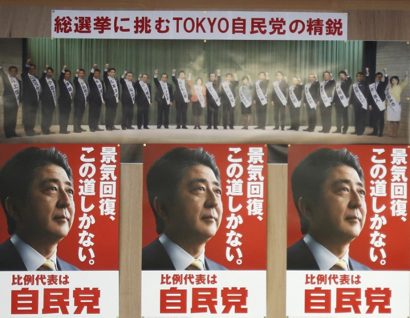 日本首相安倍晉三將眾議院大選定調為安倍政治的信任投票。海報上寫著：「景氣復甦，除此之外別無他路」。圖片來源：達志影像/路透社   