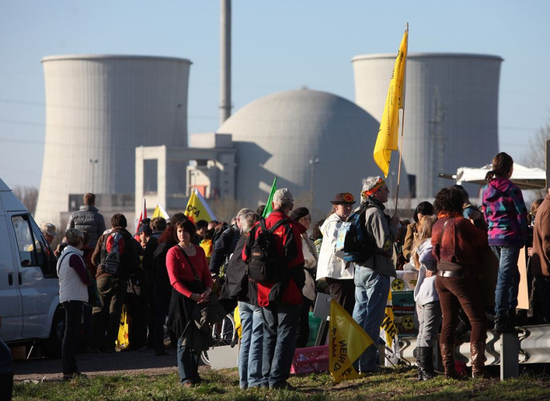 在反核團體的壓力下，德國聯邦政府本週一(6日)簽署漸進式廢除核能發電的法案，決定在2022年全面停止核能發電，此舉引起國際核能工業的恐慌。圖為反核人士在德國核電廠外抗議。圖片來源：達志影像/路透社。   