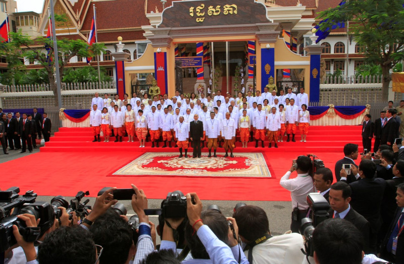 柬埔寨新選舉出來的123席國會，23日開始新議期。最大在野黨救國黨因選舉不公，55席全數於開議首日拒絕出席，進行杯葛抗議。圖為柬埔寨國會首次會議，國王與出席會員合照。圖片來源：達志影像/美聯社。   