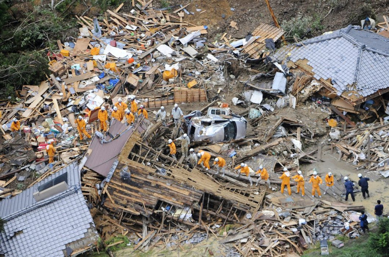 塔拉斯颱風侵襲日本，豪雨造成不少地區因山體滑坡、沖走民宅的不幸意外發生。圖為搜救人員正在倒塌的房子中搜尋失蹤者。圖片來源：達志影像/路透社。   