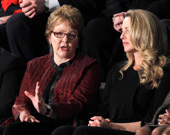巴菲特秘書Debbie Bosanek（左）在歐巴馬國情咨文裡，與賈伯斯遺孀Laurene Powell Jobs 並肩而坐。圖片來源:達志影像/美聯社   