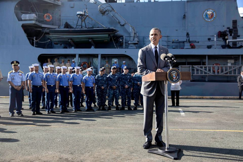 美國總統歐巴馬（右）訪問菲律賓德爾畢拉爾艦，顯示力挺南海諸國的決心。圖：翻攝The White House臉書   