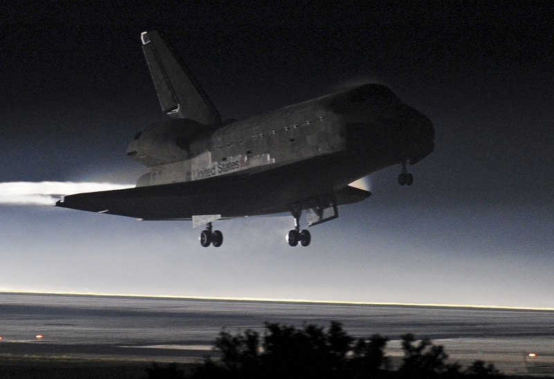 美國太空梭「亞特蘭提斯號」在當地時間21日傍晚降落在美國佛羅里達州。圖片:達志影像/路透社   