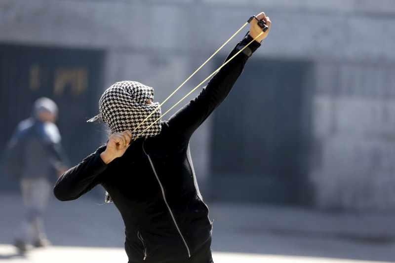 一位抗議者在智利遊行中使用彈弓，要求公開皮諾契特執政時期的的真相。圖片來源：達志影像/路透社   