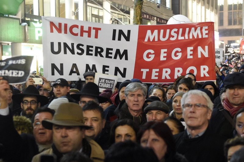 在德國漢堡，12日有民眾高舉「不要以我們的名義。穆斯林反對恐怖」的標語參加遊行，捍衛言論自由和媒體自由。圖片來源：達志影像/路透社。   