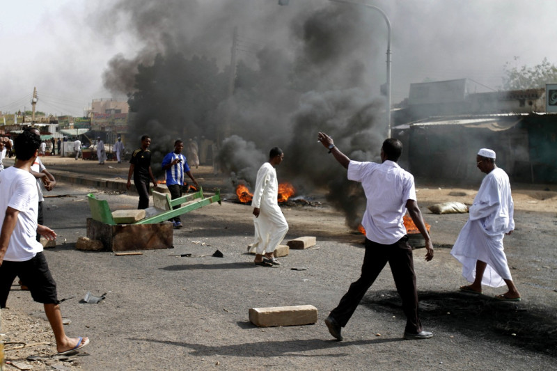 蘇丹政府終止補助燃料，引發首都喀土穆(Khartoum)的暴力抗爭。當地醫療機構指出，已經至少有24名抗議者在衝突中死亡。圖片來源：達志影像/美聯社。   