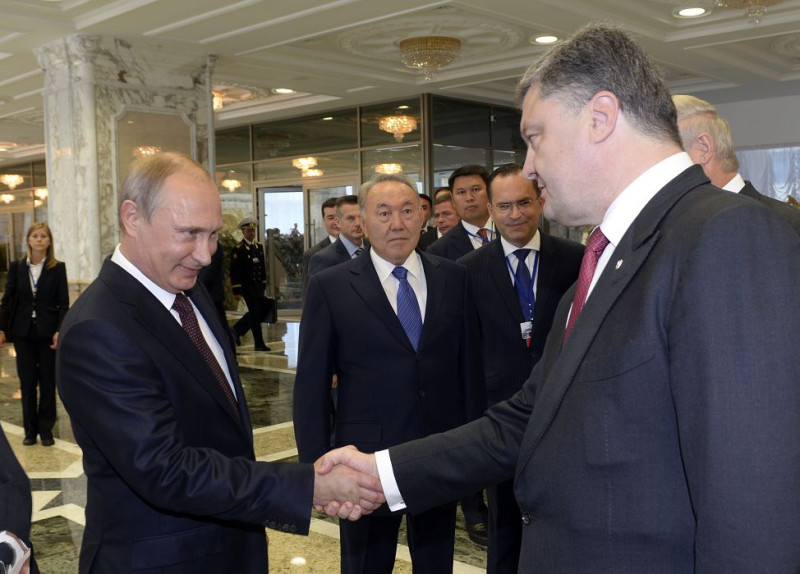 烏克蘭總統波羅申科(右)26日與俄羅斯總統普亭(左)在白俄羅斯明斯克(Minsk)進行會談。圖片來源：達志影像/路透社   