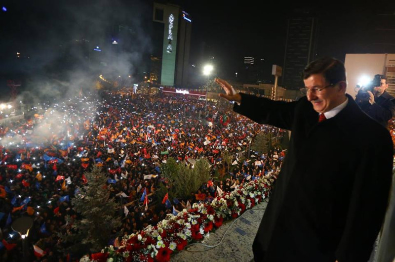 土耳其執政的「正義與發展黨」在二次大選中勝出，現場沸騰，總理達夫托葛魯向支持民眾致意。圖：翻攝AKP臉書   