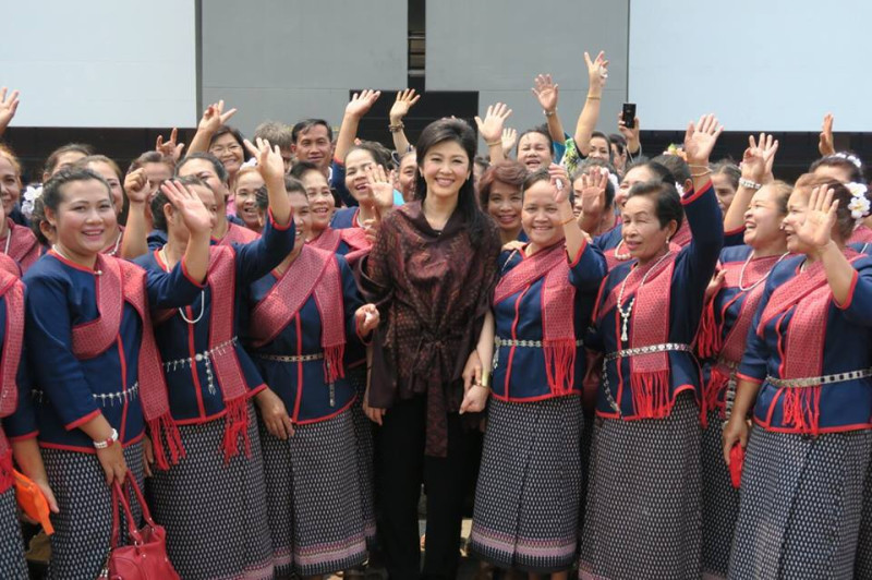 泰國史上第1位女總理盈拉（中）雖然被禁止參政，人氣依然紅不讓。圖：翻攝盈拉臉書   