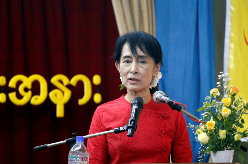 諾貝爾和平獎得主、緬甸反對黨領袖翁山蘇姬（Aung San Suu Kyi）今（18）日登記參選國會議員。圖片來源：達志影像/路透社資料照片。   