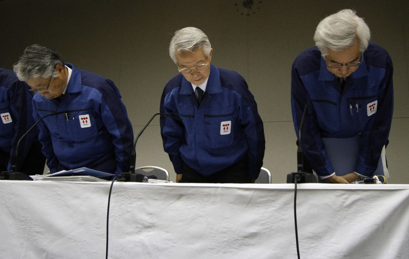 日本東京電力公司董事長勝俁恒久（中），30日白天才為福島第一核電廠所發生的核災意外出面鞠躬道歉，沒想到，晚間，福島第二核電廠1號反應爐也發生冒煙的意外。圖片來源：達志影像/路透社。   