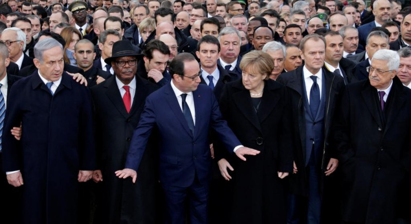 法國《查理週刊》遭受恐佈攻擊，包括德國總理梅克爾等40個國家領袖，齊聚巴黎參加大遊行，共同向恐佈組織發出抗議怒吼，唯獨世界第一強國美國總統歐巴碼卻缺席了。圖片來源:達志影像/路透社   