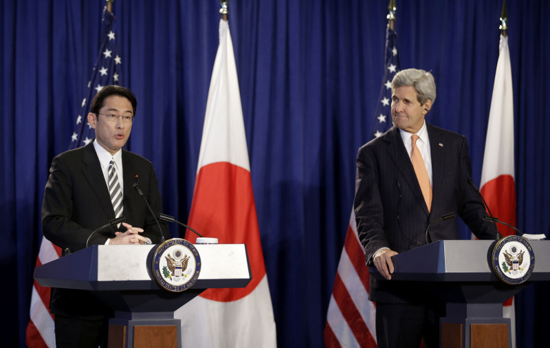 日本外相岸田文雄（左）、美國國務卿凱瑞一起出席記者會，宣布美日合作範圍擴大至全球，包括尖閣諸島。圖片來源：達志影像/美聯社   