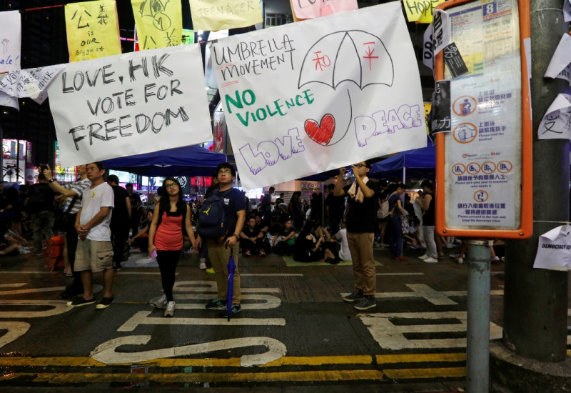 香港示威運動者以雨傘來抵擋警方的辣椒水等攻擊，雨傘同時也可遮陽，因此有些人稱呼這次的運動為「雨傘運動」(Umbrella Movement)。圖片來源：達志影像/路透社。   