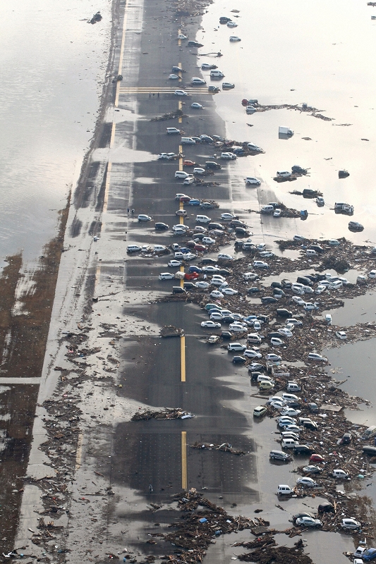 日本警方今天公布最新的統計資料，此次日本東部的地震海嘯雙重災難，已造成至少7197人不幸罹難，而失蹤人口則高達10905人。圖為遭海嘯襲擊後的仙台機場資料照片。圖片來源：達志影像/路透社   