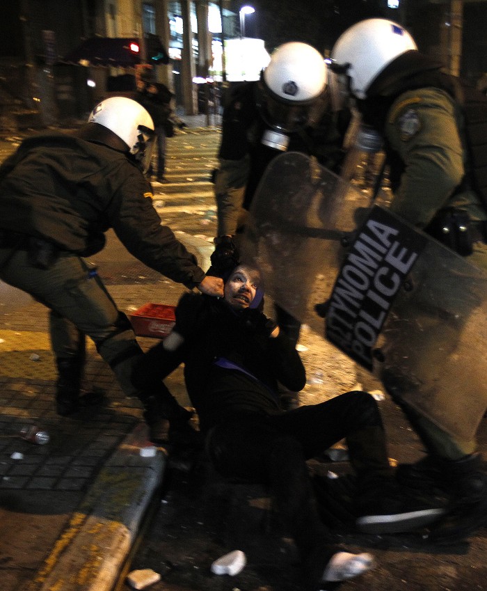 希臘國會今天通過包括公務機關裁員的撙節案，雅典街頭爆發嚴重的暴亂。(圖片來源:達志影像/路透社。)   