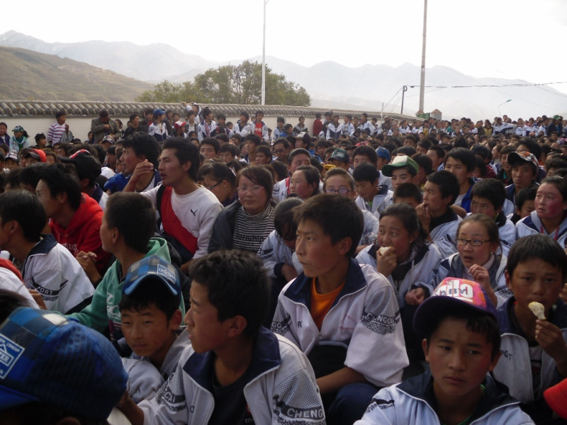 西藏學生走上街頭，抗議當局的教育改革將讓藏族語言與文化消失。圖片翻攝自由西藏網站   
