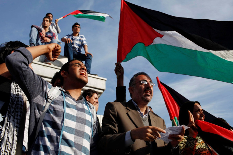 巴勒斯坦解放組織(PLO)與實際支配巴勒斯坦自治區加薩的伊斯蘭抵抗運動組織哈瑪斯(Hamas)和解，巴勒斯坦人民上街慶賀。圖片來源：達志影像/路透社。   